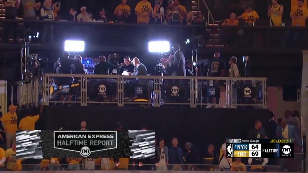 ?。哭D(zhuǎn)播鏡頭給到解說看臺，奧尼爾居然抱著一個人在彎舉