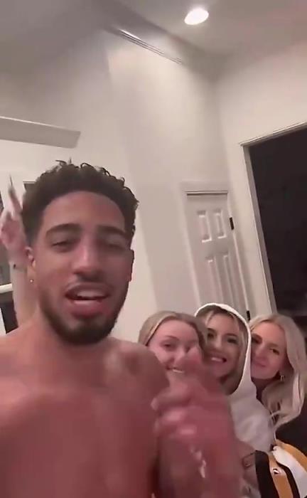 今日怒砍歷史級三雙！哈利此前光著膀子與三位金發(fā)美女同框