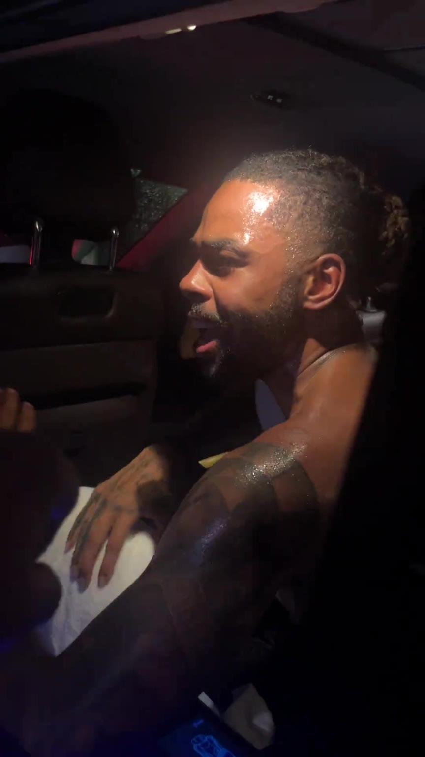 太熱情了！拉塞爾中國行坐車離開球迷們被團團圍住