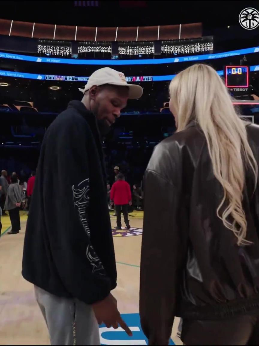 小帥這氣質！杜蘭特與庫里教妹布林克擁抱，眼睛好像一直偷瞟布林克大長腿