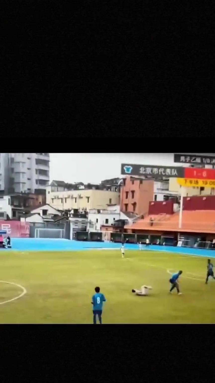 太可怕了！全運(yùn)會(huì)驚現(xiàn)殺人足球，球員將對(duì)手直接踢骨折