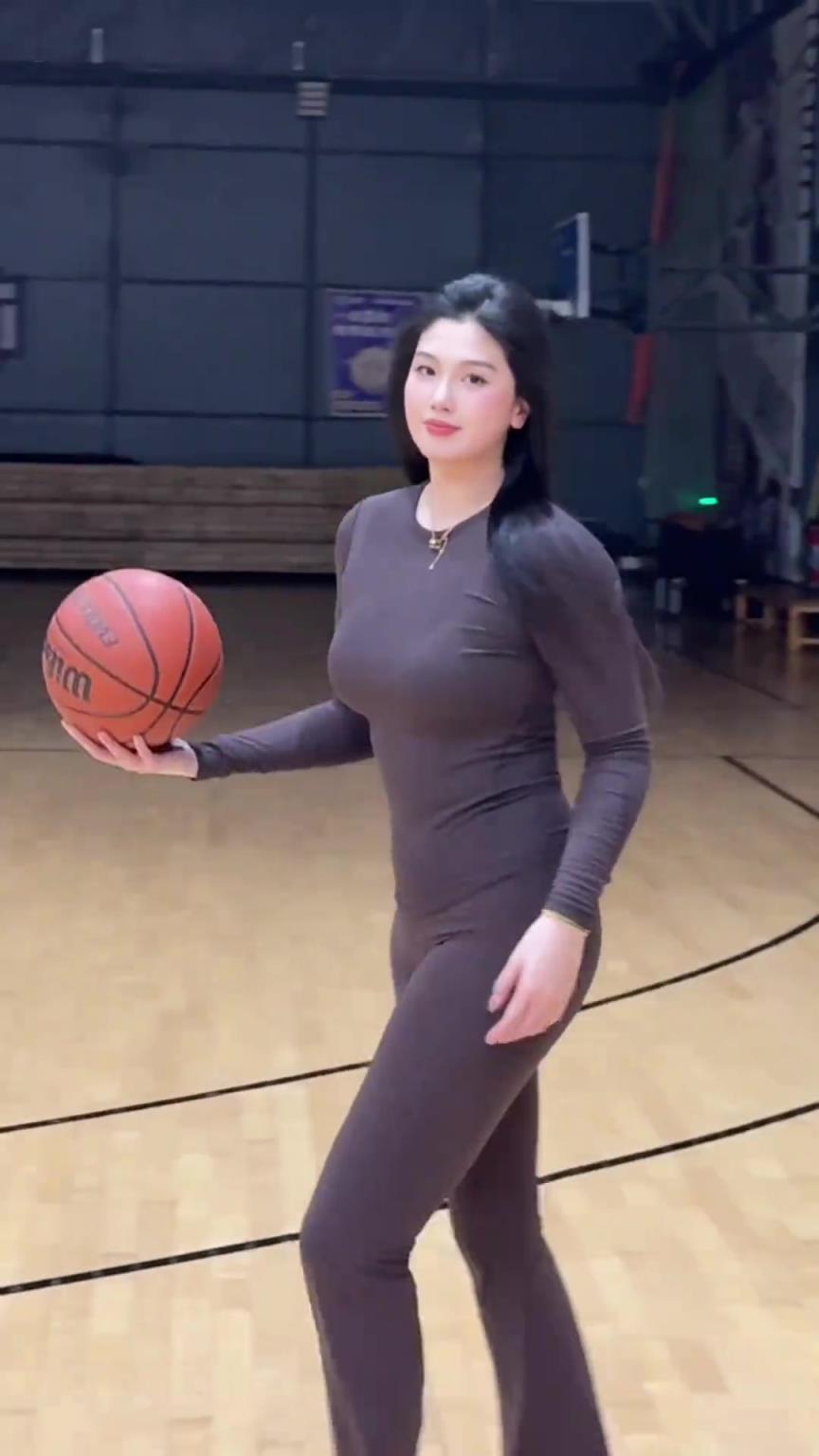 低配版卡戴珊！野球場肘姐這身材，懂的吧友都懂！