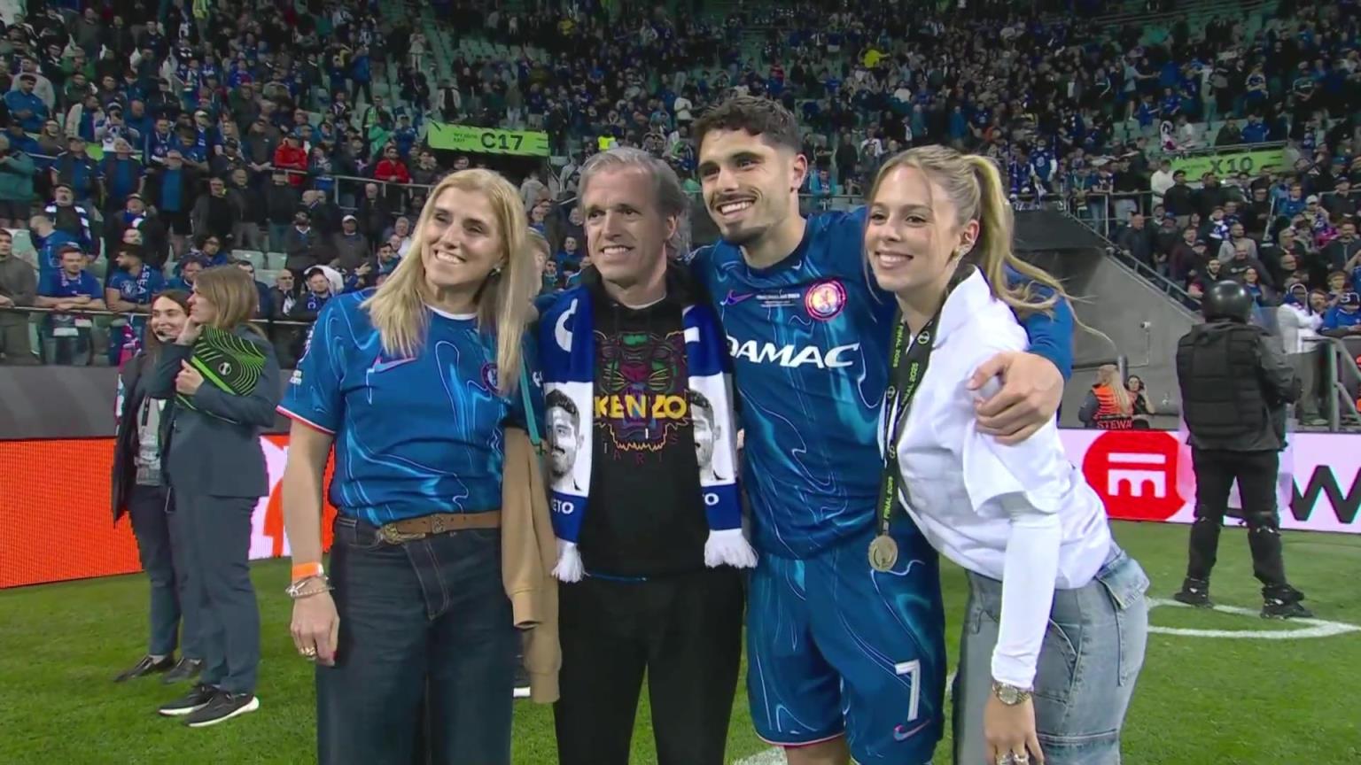 內(nèi)托好福氣！奪冠后高顏值女友來合照，身材相當哇塞！