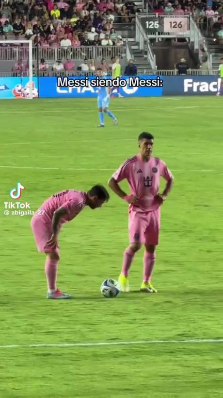 哈哈！梅西擺任意球偷偷往前挪被裁判抓包