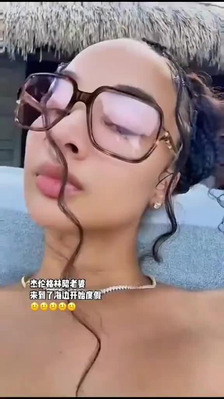 杰倫-格林陪妻子到海邊度假