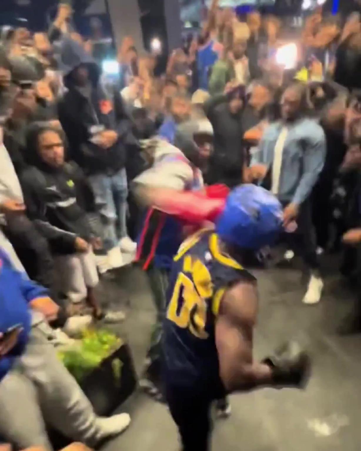 這不比場上好看？尼克斯&步行者球迷賽后直接1v1拳擊