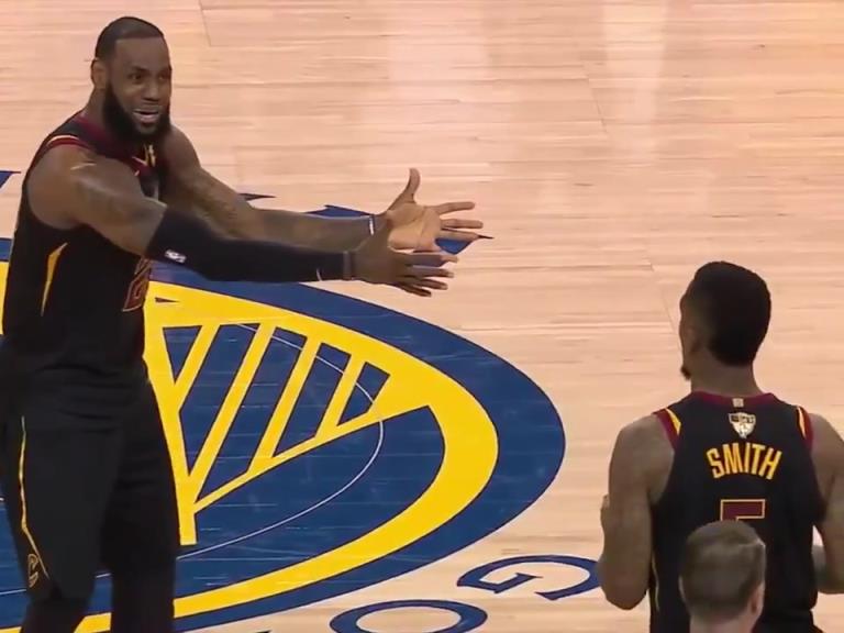 名場面！JR搶下關(guān)鍵籃板沒看表，老詹質(zhì)問JR為何傳球