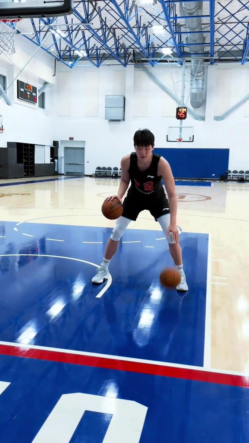 楊瀚森今日份訓(xùn)練！這個(gè)左右手運(yùn)球協(xié)調(diào)性真不錯(cuò)