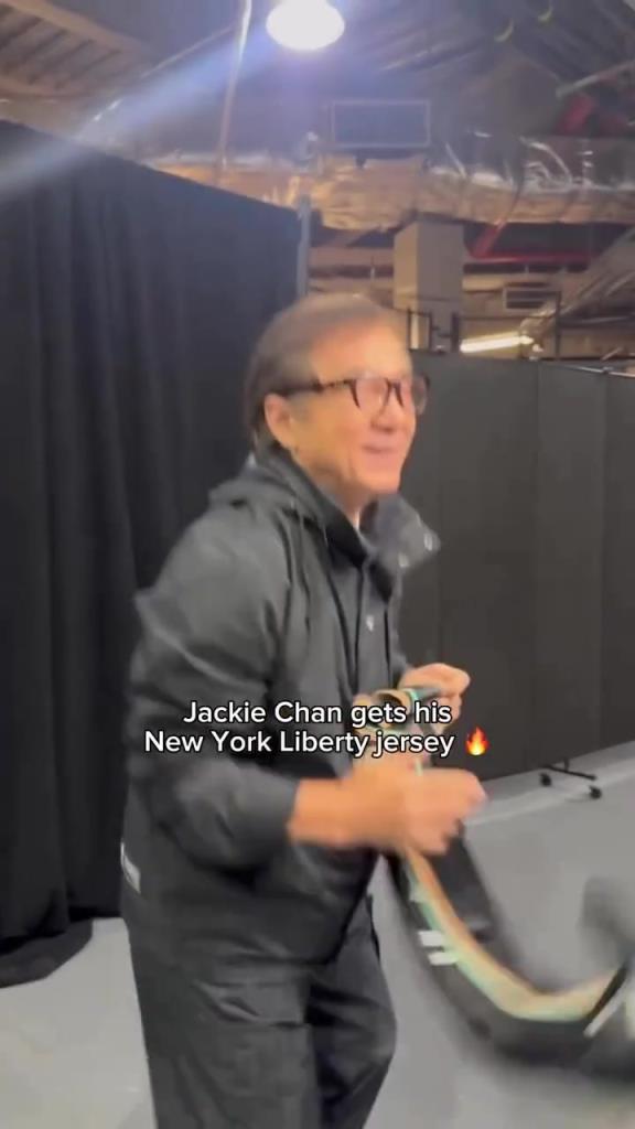 肌肉記憶！成龍這幾下空氣運(yùn)球像是進(jìn)了家具城