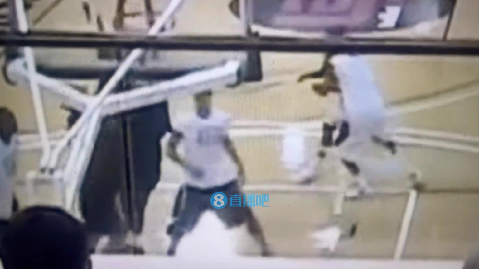 引熱議！美媒翻舊賬：當(dāng)年詹姆斯被大學(xué)生隔扣，耐克沒收了錄像帶