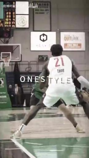 正統(tǒng)美式后衛(wèi)！JD戴維森炒菜后低手合球，對(duì)抗上籃打進(jìn)！