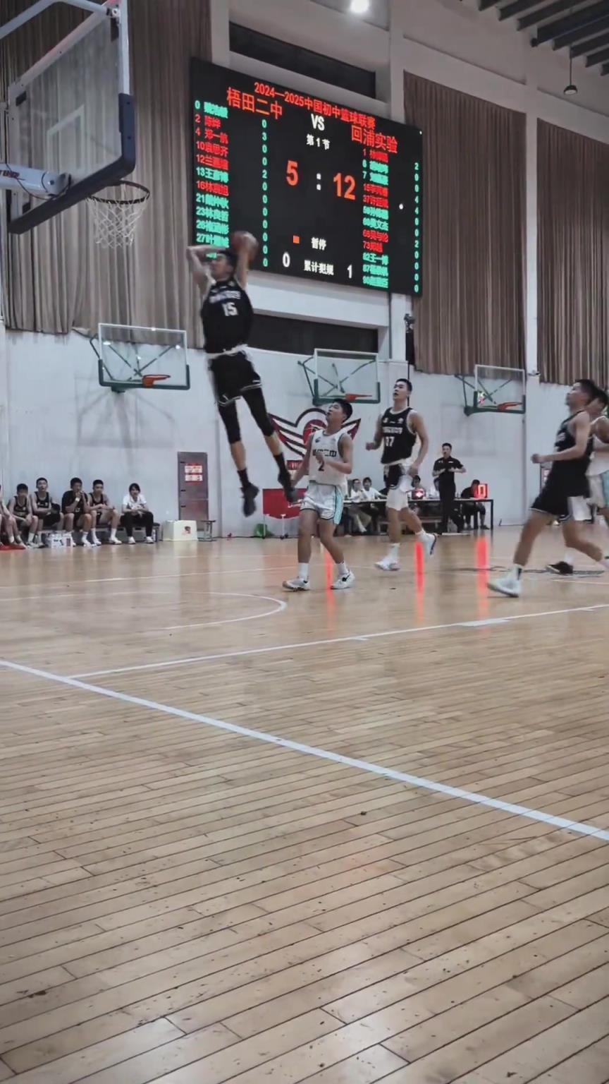 起來就扣啊！現(xiàn)在的初中生都這么打球的嗎