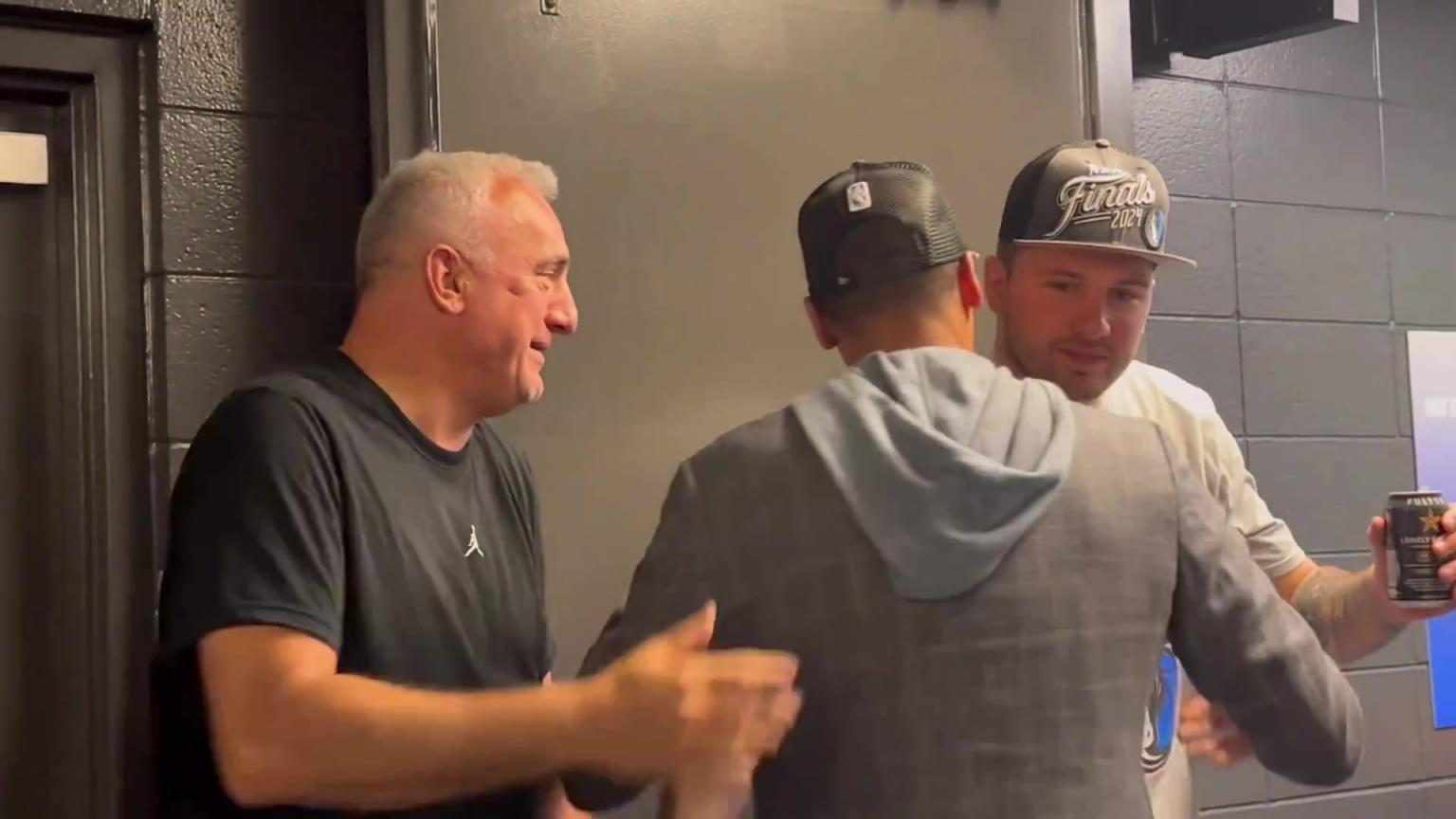 去年的今天，東契奇率隊(duì)殺入總決賽，賽后喝啤酒被芬利沒收