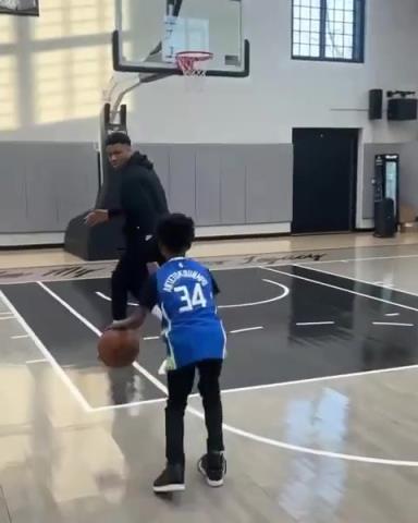 交易價(jià)值急劇下降！字母哥和小球迷單挑被當(dāng)面絕殺