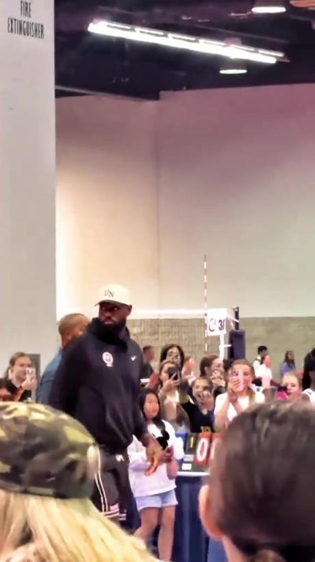 什么是巨星??！詹姆斯現(xiàn)身排球場(chǎng)被小球迷包圍 這就是行走的流量