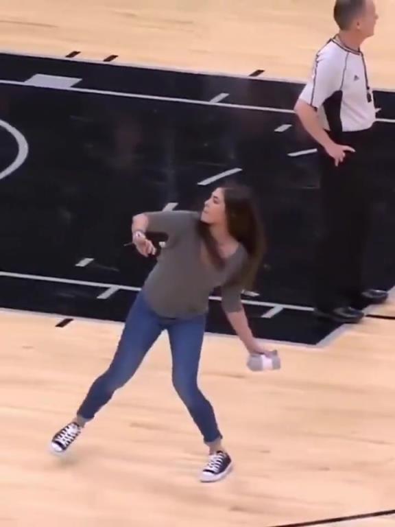 不愧是美國(guó)女籃主力，普拉姆的力量太嚇人了