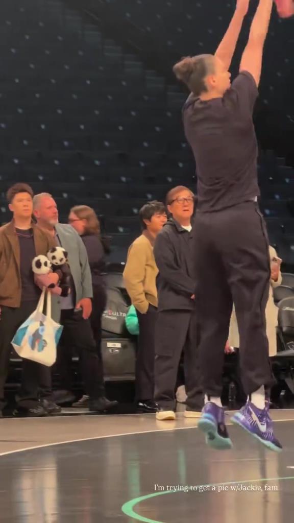 71歲成龍現(xiàn)身巴克萊中心看女籃比賽：她們投籃怎么那么準(zhǔn)?。?！