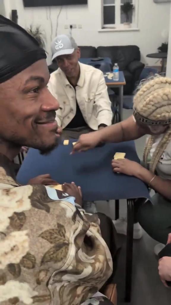 想找到巴特勒很簡(jiǎn)單，因?yàn)樗辉诨@球場(chǎng)，就在棋牌室