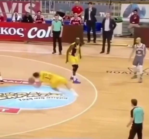 下地真快！搶斷這哥們兒多少是有點(diǎn)門(mén)將基礎(chǔ)