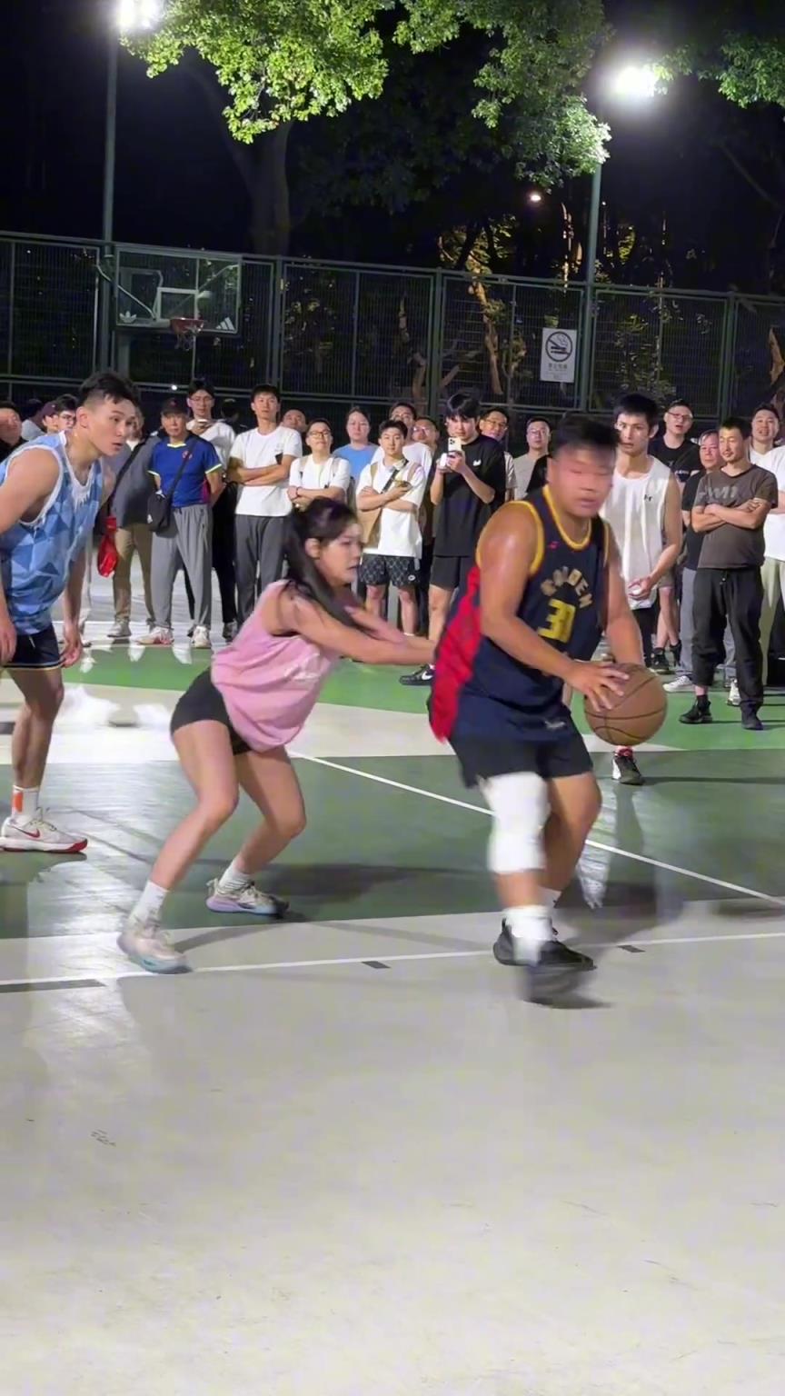 這哥們看見防自己的是女生，一個(gè)勁背打，球也不傳了